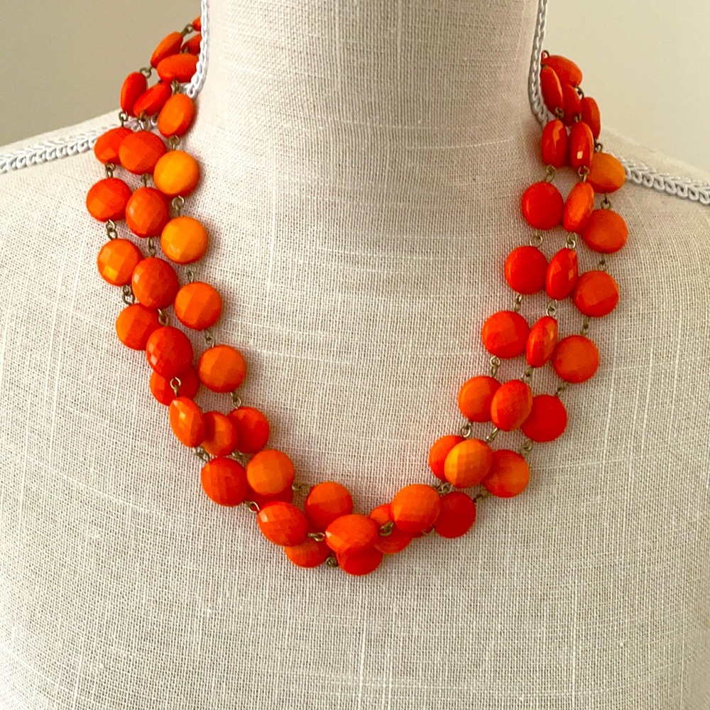 Fun orange bead necklace. No chips or missing beads.♥️